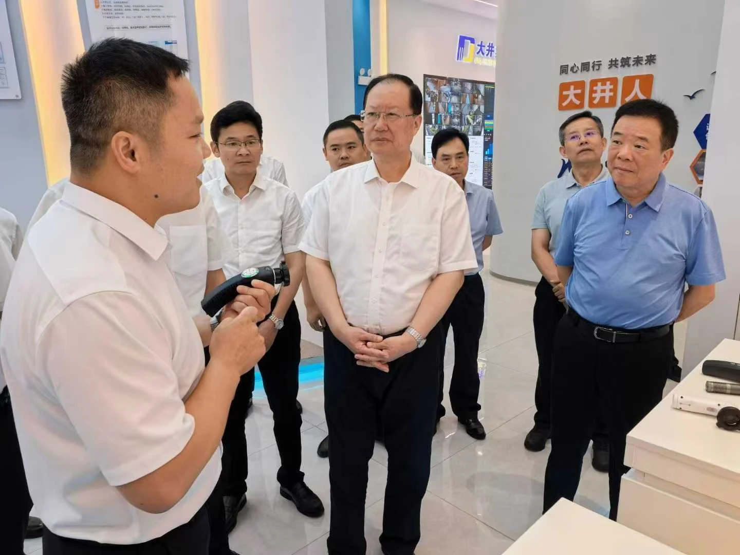 省市领导莅临公司